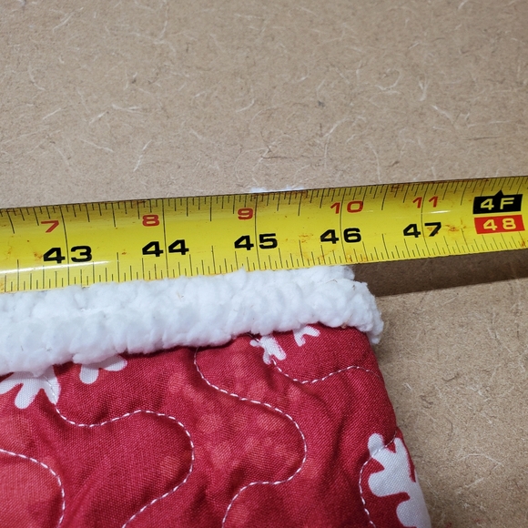 Red & White Snowflake Furry Throw - Picture 10 of 10